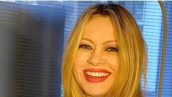 Vittoria per la Lazio, Anna Falchi felice. E sotto la sciarpa… niente