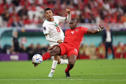 DOHA, QATAR - DECEMBER 01: Kamal Miller of Canada and Azzedine Ounahi of Morocco compete for the ball during the FIFA World Cup Qatar 2022 Group F match between Canada and Morocco at Al Thumama Stadium on December 01, 2022 in Doha, Qatar. (Photo by Clive Brunskill/Getty Images) Non solo la Fiorentina su Ounahi, anche Inter e Napoli si muovono- immagine 2