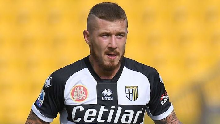 PARMA, ITALY - OCTOBER 04: Juraj Kucka of Parma Calcio looks on during the Serie A match between Parma Calcio and Hellas Verona FC at Stadio Ennio Tardini on October 04, 2020 in Parma, Italy. (Photo by Alessandro Sabattini/Getty Images) Kucka può restare al fantacalcio: c’è un club su tutti in pole in Serie A - immagine 1