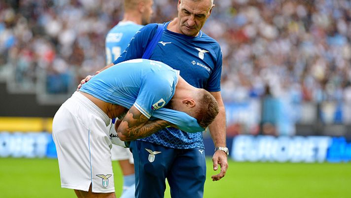 ROME, ITALY - OCTOBER 16: Ciro Immobile of SS Lazio leaves the field after injury during the Serie A match between SS Lazio and Udinese Calcio at Stadio Olimpico on October 16, 2022 in Rome, Italy. (Photo by Marco Rosi - SS Lazio/Getty Images) IMMOBILE CI PROVA