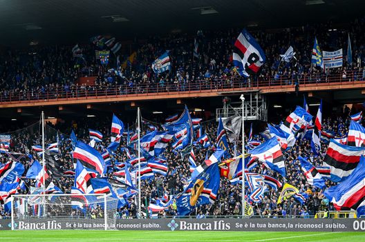 GENOA, ITALY - FEBRUARY 18: Fans of Sampdoria wave their flags prior to kick-off in the Serie A match between UC Sampdoria and Bologna FC at Stadio Luigi Ferraris on February 18, 2023 in Genoa, Italy. (Photo by Simone Arveda/Getty Images) Stadio mania: anche il “Luigi Ferraris” verso una ristrutturazione- immagine 2