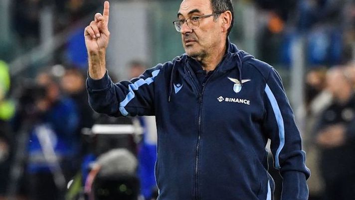 Lazio's Italian head coach Maurizio Sarri gestures during the Italian Serie A football match between AS Roma and Lazio on March 20, 2022 at the Olympic stadium in Rome. (Photo by Tiziana FABI / AFP) (Photo by TIZIANA FABI/AFP via Getty Images) Gazzetta: “Nella Lazio c’è un grande mistero: è un vero fantasma con Sarri” - immagine 1