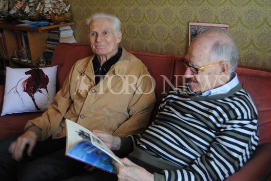  Mario Audisio (a sinistra) con Sauro Tomà, il giocatore del Grande Torino scampato alla tragedia di Superga 