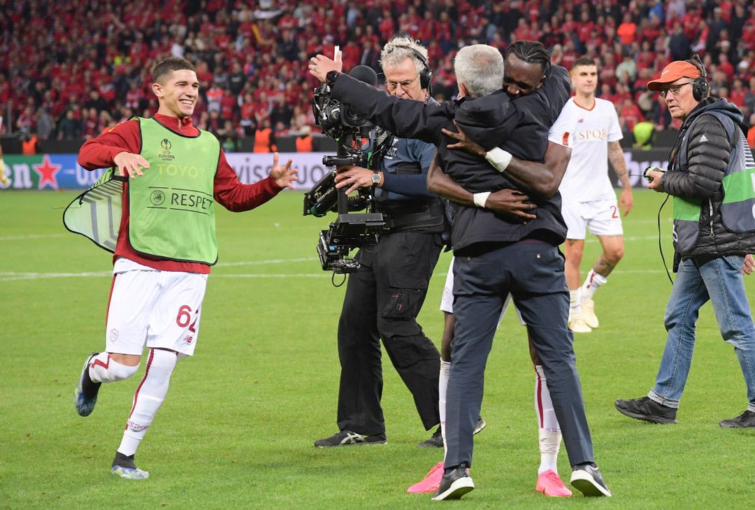 La Roma in finale di Europa League: che festa negli spogliatoi – FOTO GALLERY - immagine 15