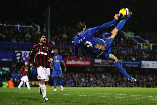 PORTSMOUTH, UNITED KINGDOM - NOVEMBER 27: Peter Crouch of Portsmouth overhead kicks watched by Gennaro Gattuso of AC Milan during the UEFA Cup Group E match between Portsmouth and AC Milan at Fratton Park on November 27, 2008 in Portsmouth, England. (Photo by Paul Gilham/Getty Images) Premier League, lo stop rischia di prolungarsi sino alla sosta. Crouch: “Giocare non sarebbe stato meglio?”- immagine 2