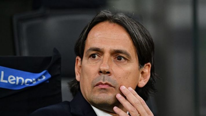 Inter Milan's Italian head coach Simone Inzaghi looks on during the Italian Serie A football match Inter Milan vs Sassuolo at the San Siro stadium in Milan, on February 20, 2022. (Photo by ISABELLA BONOTTO / AFP) (Photo by ISABELLA BONOTTO/AFP via Getty Images) Inzaghi: “Gosens, cosa filtra per il Genoa! Quando torna Correa, Caicedo, Lautaro, Perisic…” - immagine 1