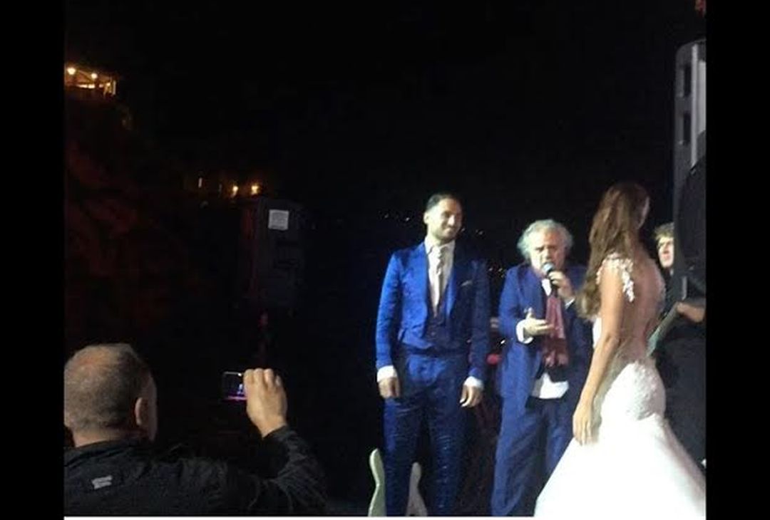  Tra gli ospiti del ricevimento anche il cantante Gerry Calà che ha cantato per gli sposi 