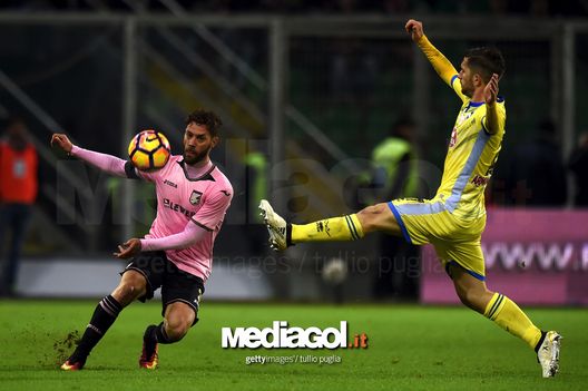 PALERMO, ITALY - DECEMBER 22: Andrea Rispoli (L) of Palermo in action as Gianluca Caprari of Pescara tackles during the Serie A match between US Citta di Palermo and Pescara Calcio at Stadio Renzo Barbera on December 22, 2016 in Palermo, Italy. (Photo by Tullio M. Puglia/Getty Images) PALERMO, ITALY - DECEMBER 22: Andrea Rispoli (L) of Palermo in action as Gianluca Caprari of Pescara tackles during the Serie A match between US Citta di Palermo and Pescara Calcio at Stadio Renzo Barbera on December 22, 2016 in Palermo, Italy. (Photo by Tullio M. Puglia/Getty Images)