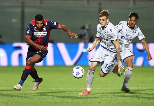 CROTONE, ITALY - MAY 13: Walter Junior Messias of Crotone competes for the ball with Ivan Ilic of Verona during the Serie A match between FC Crotone and Hellas Verona FC at Stadio Comunale Ezio Scida on May 13, 2021 in Crotone, Italy. (Photo by Maurizio Lagana/Getty Images) CROTONE, ITALY - MAY 13: Walter Junior Messias of Crotone competes for the ball with Ivan Ilic of Verona during the Serie A match between FC Crotone and Hellas Verona FC at Stadio Comunale Ezio Scida on May 13, 2021 in Crotone, Italy. (Photo by Maurizio Lagana/Getty Images)