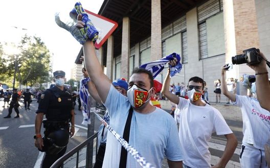 Tifosi del Saragozza fuori dallo stadio per il derby aragonese: poi sono rimasti delusi per la beffa al 95' Tifosi del Saragozza fuori dallo stadio per il derby aragonese: poi sono rimasti delusi per la beffa al 95'