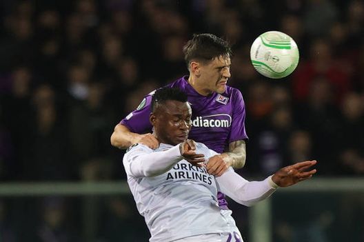 FLORENCE, ITALY - MARCH 09: Leke Samson James of Sivasspor Kulübü battles for the ball with Lucas Martinez Quarta of ACF Fiorentina during the UEFA Europa Conference League round of 16 leg one match between ACF Fiorentina and Sivasspor at Stadio Artemio Franchi on March 9, 2023 in Florence, Italy. (Photo by Gabriele Maltinti/Getty Images) QS: “Fiorentina leziosa e poco cattiva. Doveva e poteva essere una goleada”- immagine 2