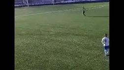 VIDEO Da centrocampo con un pallonetto: è un gol da fuoriclasse