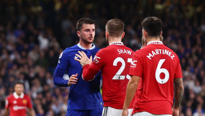 LONDON, ENGLAND - OCTOBER 22: Mason Mount of Chelsea talks to Luke Shaw and Lisandro Martinez of Manchester United during the Premier League match between Chelsea FC and Manchester United at Stamford Bridge on October 22, 2022 in London, England. (Photo by Clive Rose/Getty Images) Manchester United, il derby di Wembley lo guarda con interesse anche lui: vero Mason Mount? - immagine 1
