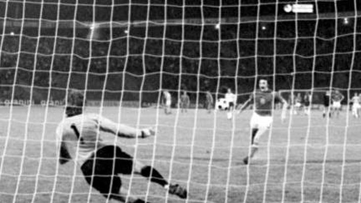 Der entscheidende Schuß im Elfmeter-Duell am 20.06.1976 in Belgrad im Europameisterschaftsfinale zwischen der deutschen Fußballnationalmannschaft und der CSSR beim Stand von 2:2 nach 90 Minuten und der Verlängerung: Der Münchner Torhüter Sepp Maier (vorn) wird von CSSR-Mittelfeldspieler Antonin Panenka eiskalt verladen. Panenka hebt den verzögert geschossenen Ball weich über Maier in die Mitte des Tores hinweg. Die CSSR steht als 5:3-Sieger fest. (Photo by Karl Schnörrer/picture alliance via Getty Images) Il Panenka, il Cruijff turn, e…l’Aurelio: quando il colpo di magia diventa tipico di un calciatore- immagine 2