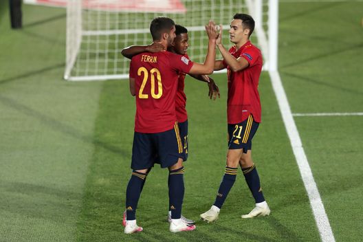 MADRID, SPAIN - SEPTEMBER 06: Ferran Torres of Spain celebrates with teammates Sergio Reguilon and Ansu Fati after scoring his team's fourth goal during the UEFA Nations League group stage match between Spain and Ukraine at Estadio Alfredo Di Stefano on September 06, 2020 in Madrid, Spain. (Photo by Gonzalo Arroyo Moreno/Getty Images) Ansu: “Mondiale equilibrato, ma la Spagna c’è. Speravo di giocare di più al Barça ma decide il tecnico” - immagine 1