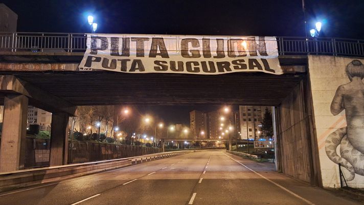 Il derby asturiano scalda le due città: Oviedo, striscioni di insulti contro Gijon… - immagine 1