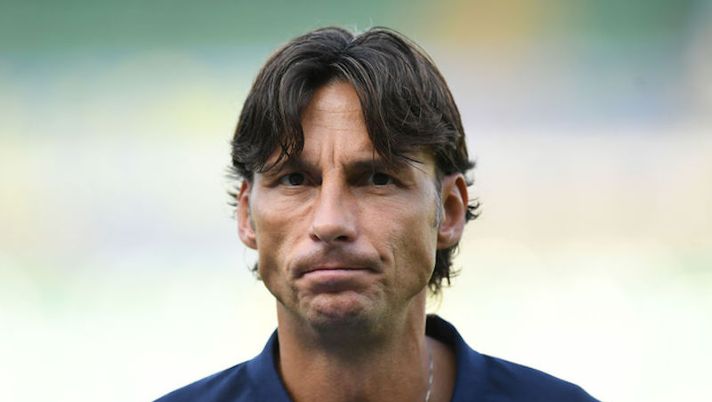 VERONA, ITALY - AUGUST 28: Gabriele Cioffi, Head Coach of Hellas Verona looks on during the Serie A match between Hellas Verona and Atalanta BC at Stadio Marcantonio Bentegodi on August 28, 2022 in Verona, Italy. (Photo by Alessandro Sabattini/Getty Images) Cioffi: “Aspetto un regalino sul mercato. Henry, Lasagna, Coppola e i giovani…” - immagine 1