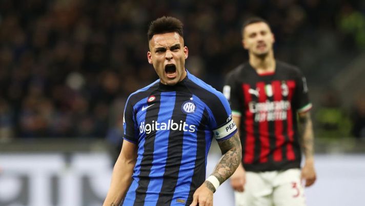 MILAN, ITALY - FEBRUARY 05: Lautaro Martinez of FC Internazionale reacts during the Serie A match between FC Internazionale and AC MIlan at Stadio Giuseppe Meazza on February 05, 2023 in Milan, Italy. (Photo by Marco Luzzani/Getty Images) Gazzetta: “Inter, Gosens vuole esserci col Milan. Il dubbio in regia e con Lautaro ci sarà…” - immagine 1