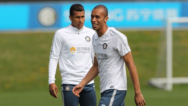 COMO, ITALY - APRIL 07:  Joao Miranda (R) and Jeison Murillo (L) of FC Internazionale look on during the FC Internazionale training session at the club's training ground Suning Training Center in memory of Angelo Moratti on April 7, 2017 in Como, Italy.  (Photo by Marco Luzzani - Inter/Inter via Getty Images) 
