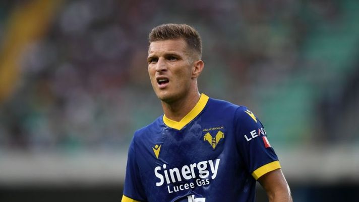 VERONA, ITALY - AUGUST 28: Darko Lazovic of Hellas Verona looks on during the Serie A match between Hellas Verona and Atalanta BC at Stadio Marcantonio Bentegodi on August 28, 2022 in Verona, Italy. (Photo by Alessandro Sabattini/Getty Images) Verona, stop Lazovic e Lasagna oltre a Ilic: ora è emergenza con sei indisponibili - immagine 1