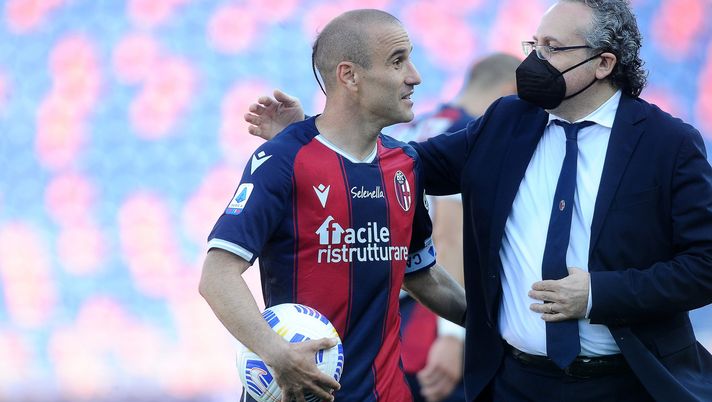 BOLOGNA, ITALY - MAY 02:Rodrigo Palacio gets the ball of his hat trick at the end of the Serie A match between Bologna FC and ACF Fiorentina at Stadio Renato Dall'Ara on May 02, 2021 in Bologna, Italy. Sporting stadiums around Italy remain under strict restrictions due to the Coronavirus Pandemic as Government social distancing laws prohibit fans inside venues resulting in games being played behind closed doors. (Photo by Mario Carlini / Iguana Press/Getty Images) BOLOGNA, ITALY - MAY 02:Rodrigo Palacio gets the ball of his hat trick at the end of the Serie A match between Bologna FC and ACF Fiorentina at Stadio Renato Dall'Ara on May 02, 2021 in Bologna, Italy. Sporting stadiums around Italy remain under strict restrictions due to the Coronavirus Pandemic as Government social distancing laws prohibit fans inside venues resulting in games being played behind closed doors. (Photo by Mario Carlini / Iguana Press/Getty Images)