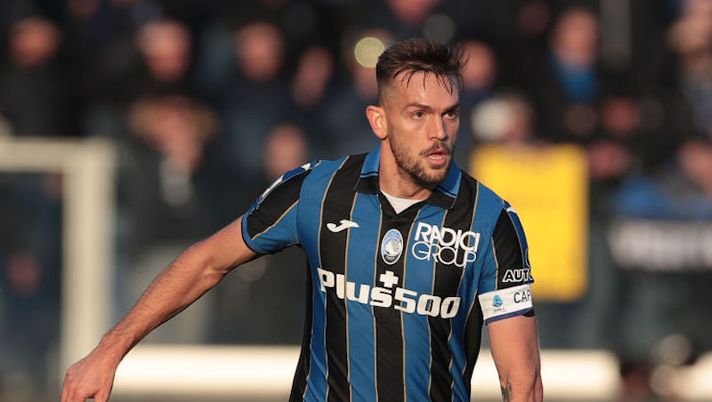 BERGAMO, ITALY - DECEMBER 18: Rafael Toloi of Atalanta BC in action during the Serie A match between Atalanta BC and AS Roma at Gewiss Stadium on December 18, 2021 in Bergamo, Italy. (Photo by Emilio Andreoli/Getty Images) Atalanta, ennesima ricaduta: il problema di Toloi è al flessore, ora gli esami - immagine 1