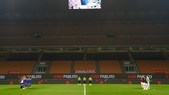 MILAN, ITALY - DECEMBER 13: The players observe a minutes silence in memory of Paolo Rossi who passed away recently prior to the Serie A match between AC Milan and Parma Calcio at Stadio Giuseppe Meazza on December 13, 2020 in Milan, Italy. Sporting stadiums around Italy remain under strict restrictions due to the Coronavirus Pandemic as Government social distancing laws prohibit fans inside venues resulting in games being played behind closed doors. (Photo by Marco Luzzani/Getty Images) MILAN, ITALY - DECEMBER 13: The players observe a minutes silence in memory of Paolo Rossi who passed away recently prior to the Serie A match between AC Milan and Parma Calcio at Stadio Giuseppe Meazza on December 13, 2020 in Milan, Italy. Sporting stadiums around Italy remain under strict restrictions due to the Coronavirus Pandemic as Government social distancing laws prohibit fans inside venues resulting in games being played behind closed doors. (Photo by Marco Luzzani/Getty Images)