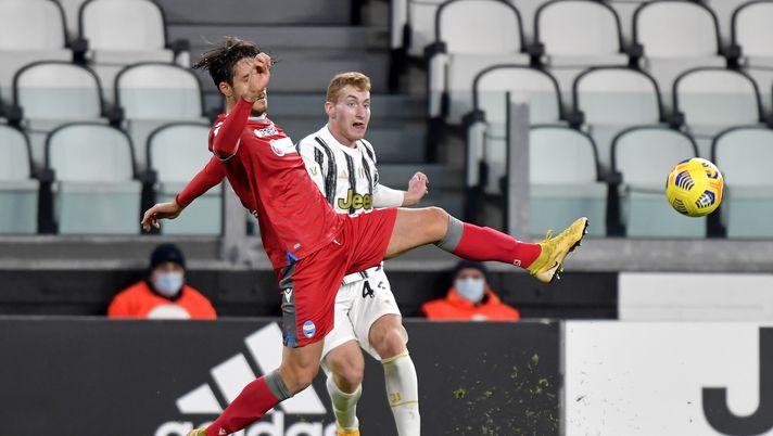 TURIN, ITALY - JANUARY 27: Dejan Kulusevski of Juventus is challenged by Luca Ranieri of Spal during the Coppa Italia match between Juventus and SPAL  at Allianz Stadium on January 27, 2021 in Turin, Italy. Sporting stadiums around Italy remain under strict restrictions due to the Coronavirus Pandemic as Government social distancing laws prohibit fans inside venues resulting in games being played behind closed doors. (Photo by Filippo Alfero - Juventus FC/Juventus FC via Getty Images) 