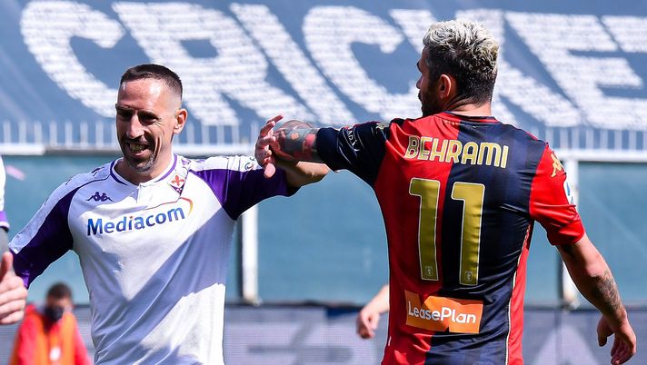 GENOA, ITALY - APRIL 21: Franck Ribery of Fiorentina (L) greets Valon Behrami of Genoa during the Serie A match between Genoa CFC and ACF Fiorentina at Stadio Luigi Ferraris on April 4, 2021 in Genoa, Italy. (Photo by Getty Images) 