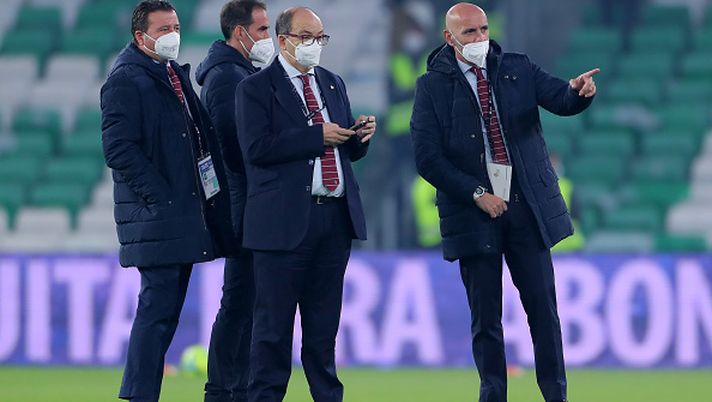 SEVILLE, SPAIN - NOVEMBER 07: Ramon Rodriguez Verdejo (R), Sporting Director of Sevilla FC speaks with Jose Castro Carmona, President of Sevilla FC prior to the La Liga Santander match between Real Betis and Sevilla FC at Estadio Benito Villamarin on November 07, 2021 in Seville, Spain. (Photo by Fran Santiago/Getty Images) I fatti del derby, il presidente del Betis: “Vogliamo indagare, daremo le prove alle autorità” - immagine 1