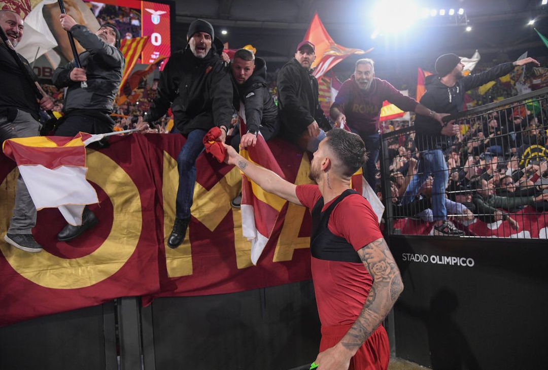 La Roma si scatena: Mancini con la bandiera, Abraham si spoglia – FOTO GALLERY - immagine 37