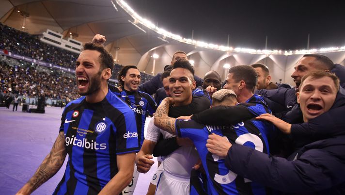 RIYADH, SAUDI ARABIA - JANUARY 18: Lautaro Martinez of FC Internazionale celebrates with teammates after scoring his team's third goal during the EA Sports Supercup match between AC Miland and FC Internazionale at King Fahd International Stadium on January 18, 2023 in Riyadh, Saudi Arabia. (Photo by Mattia Pistoia - Inter/Inter via Getty Images) supercoppa