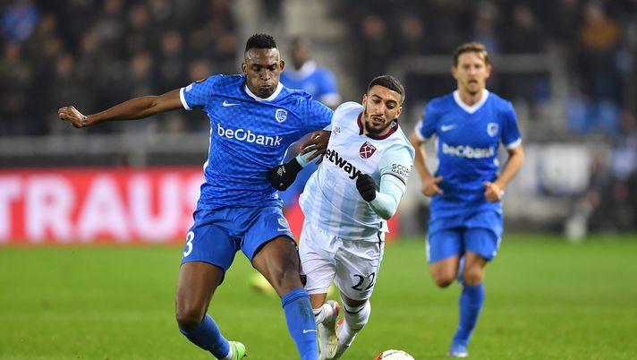 GENK, BELGIUM - NOVEMBER 04: Said Benrahma of West Ham United is challenged by Jhon Lucumi of K.R.C Genk during the UEFA Europa League group H match between KRC Genk and West Ham United at Luminus Arena on November 04, 2021 in Genk, Belgium. (Photo by Frederic Scheidemann/Getty Images) Mercato – Cosa manca per arrivare a Lucumì - immagine 1