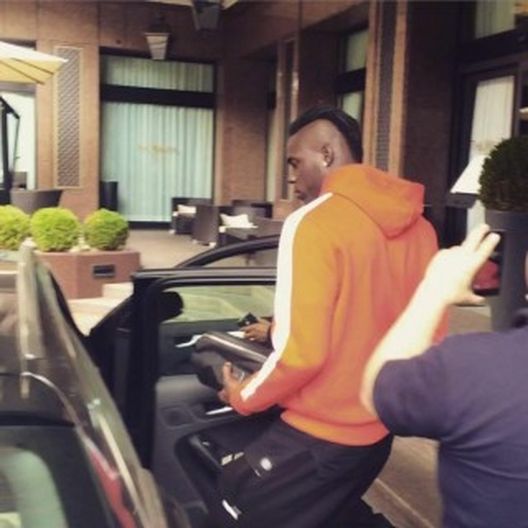 Mario Balotelli a Milano per firmare il suo contratto con i rossoneri (fonte foto: Twitter, account di Fabrizio Romano) Mario Balotelli a Milano per firmare il suo contratto con i rossoneri (fonte foto: Twitter, account di Fabrizio Romano)