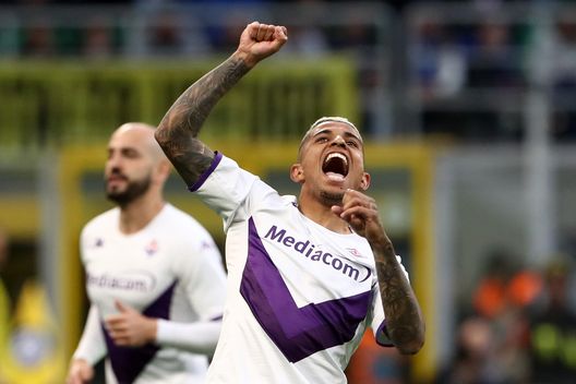 MILAN, ITALY - APRIL 01: Dodo of ACF Fiorentina celebrates after teammate Giacomo Bonaventura (not pictured) scores the team's first goal during the Serie A match between FC Internazionale and ACF Fiorentina at Stadio Giuseppe Meazza on April 01, 2023 in Milan, Italy. (Photo by Marco Luzzani/Getty Images) FOTO VN – C’è l’ex Lazio Mauri al cs. Oggi è agente, ecco che giocatori segue- immagine 2