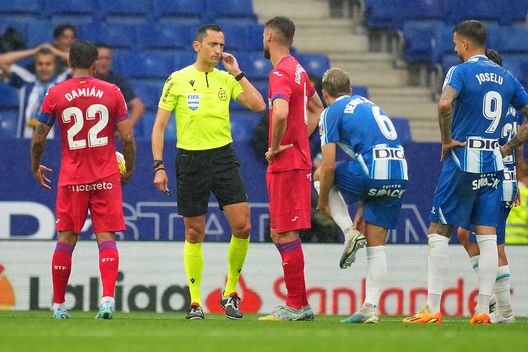 BARCELONA, SPAIN - APRIL 30: Match Referee Jose Sanchez speaks with VAR regarding a potential RCD Espanyol penalty during the LaLiga Santander match between RCD Espanyol and Getafe CF at RCDE Stadium on April 30, 2023 in Barcelona, Spain. (Photo by Alex Caparros/Getty Images) Conference League, Basilea-Fiorentina: la designazione arbitrale- immagine 2