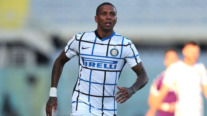 FLORENCE, ITALY - JANUARY 13: Ashley Young of FC Internazionale reacts during the Coppa Italia match between ACF Fiorentina and FC Internazionale at Artemio Franchi on January 13, 2021 in Florence, Italy. Sporting stadiums around Italy remain under strict restrictions due to the Coronavirus Pandemic as Government social distancing laws prohibit fans inside venues resulting in games being played behind closed doors. (Photo by Gabriele Maltinti/Getty Images) Young lascia l’Inter: visite mediche in corso, accordo raggiunto per il contratto - immagine 1