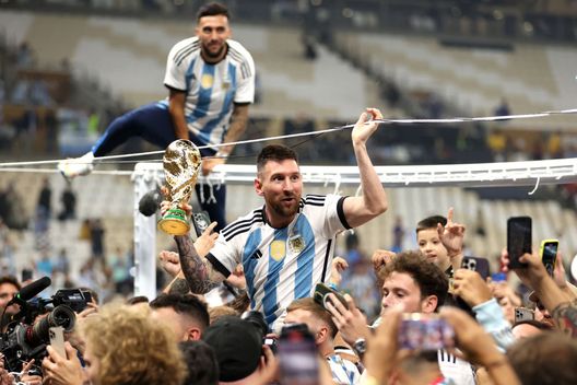 LUSAIL CITY, QATAR - DECEMBER 18: Lionel Messi of Argentina lifts the FIFA World Cup Qatar 2022 Winner's Trophy after the team's victory during the FIFA World Cup Qatar 2022 Final match between Argentina and France at Lusail Stadium on December 18, 2022 in Lusail City, Qatar. (Photo by Julian Finney/Getty Images) Argentina, la nazionale più vincente della storia del calcio: 19 titoli riconosciuti dalla FIFA- immagine 2