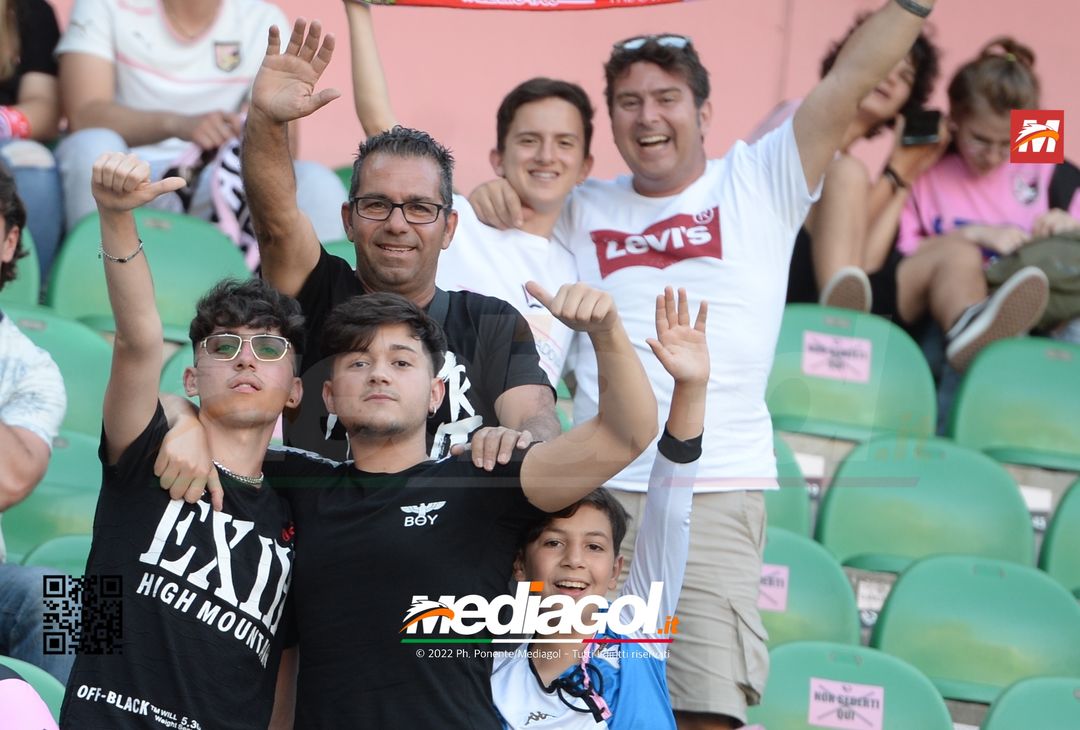 Fototifo, facce da Serie B. I tifosi allo stadio per Palermo-Padova 1-0 - immagine 27