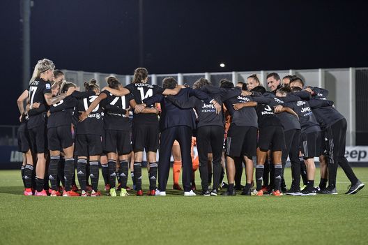 Le Juventus Women festeggiano la fase a gironi Le Juventus Women festeggiano la fase a gironi