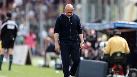 SALERNO, ITALY - APRIL 24: Vincenzo Italiano ACF Fiorentina coach shows his disappointment during the Serie A match between US Salernitana and ACF Fiorentina at Stadio Arechi on April 24, 2022 in Salerno, Italy. (Photo by Francesco Pecoraro/Getty Images)