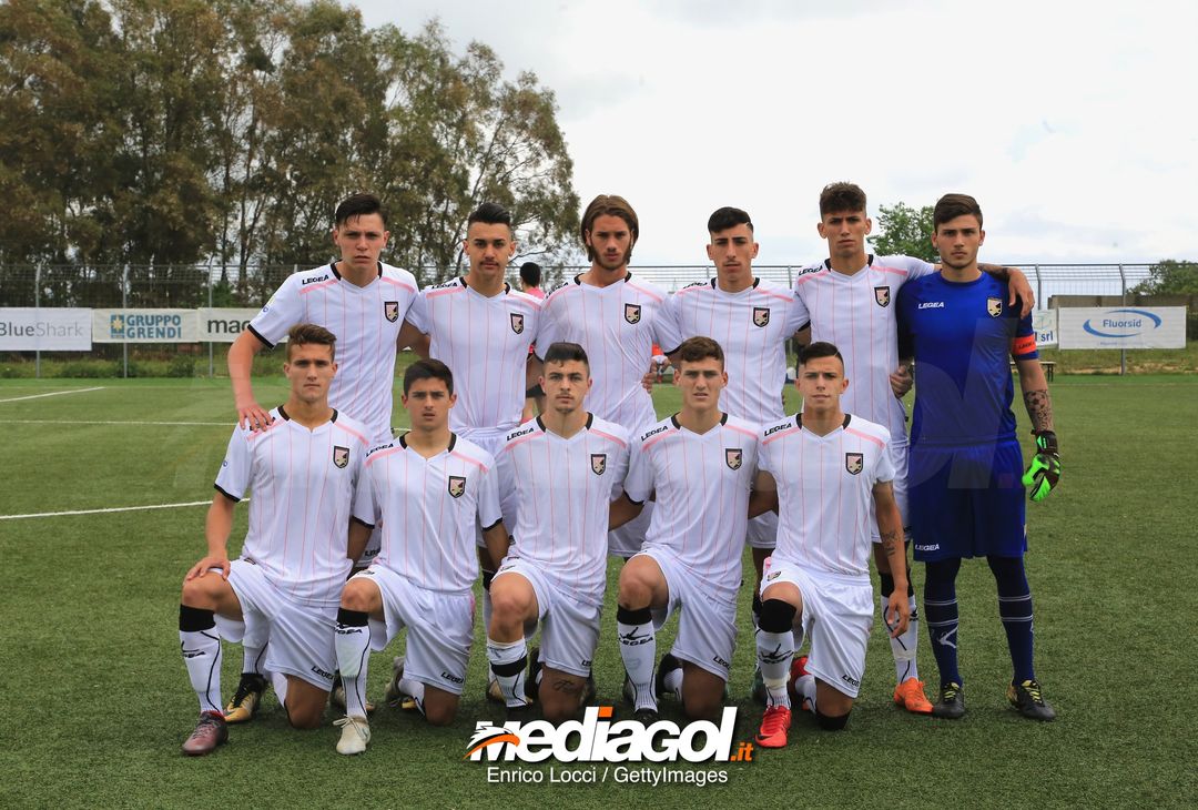  CAGLIARI, ITALY - MAY 05:  Team of the Palermo U19 poses during the Primavera 1 match between Cagliari Calcio U19 and US Citta di Palermo U19 at Stadio Renato Raccis on May 5, 20188.  (Photo by Enrico Locci/Getty Images) 