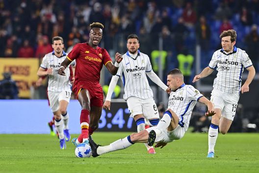 (Getty Images) Roma, Abraham alle prese con un problema fisico: niente Nazionale per lui- immagine 2