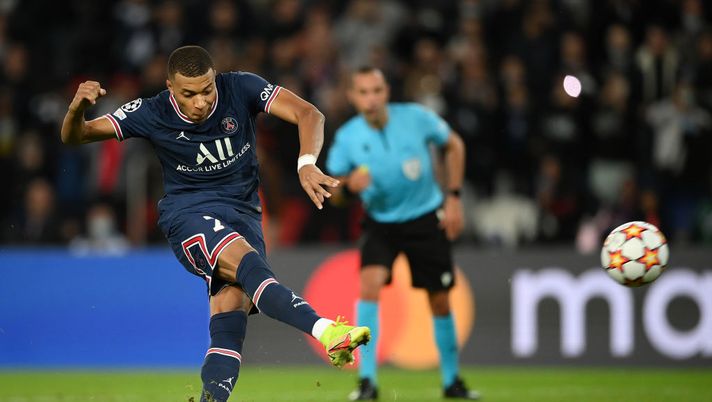 PARIS, FRANCE - OCTOBER 19: Kylian Mbappe of Paris Saint-Germain misses a penalty during the UEFA Champions League group A match between Paris Saint-Germain and RB Leipzig at Parc des Princes on October 19, 2021 in Paris, France. (Photo by Matthias Hangst/Getty Images) Come è dura consigliare Mbappé, Luis Ferrer: “Aveva le foto del Real Madrid anche in bagno…” - immagine 1