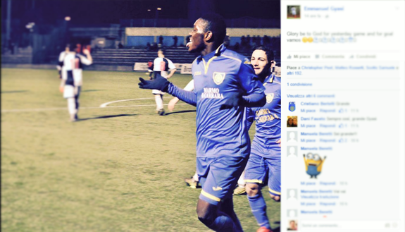 Emmanuel Gyasi con la maglia della Carrarese Emmanuel Gyasi con la maglia della Carrarese
