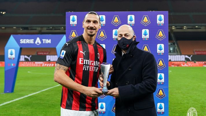 Zlatan Ibrahimovic (attaccante AC Milan) premiato come MVP della Lega Serie A del mese di ottobre 2020 da Ivan Gazidis (amministratore delegato AC Milan) prima di Milan-Verona (Serie A 2020-2021) | AC Milan News (acmilan.com) 