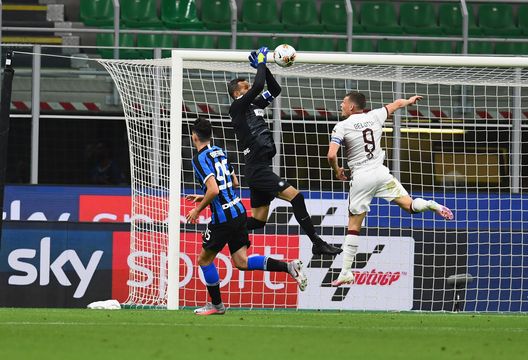 MILAN, ITALY - JULY 13: Samir Handanovic of FC Internazionale in action during the Serie A match between FC Internazionale and Torino FC at Stadio Giuseppe Meazza on July 13, 2020 in Milan, Italy. (Photo by Claudio Villa - Inter/Inter via Getty Images) MILAN, ITALY - JULY 13: Samir Handanovic of FC Internazionale in action during the Serie A match between FC Internazionale and Torino FC at Stadio Giuseppe Meazza on July 13, 2020 in Milan, Italy. (Photo by Claudio Villa - Inter/Inter via Getty Images)