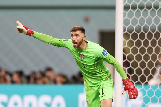 DOHA, QATAR - DECEMBER 03: Matt Turner of United States looks on during the FIFA World Cup Qatar 2022 Round of 16 match between Netherlands and USA at Khalifa International Stadium on December 03, 2022 in Doha, Qatar. (Photo by Elsa/Getty Images) “Ma perché un si compra noi?” – La bella storia di Matt Turner (USA)- immagine 2
