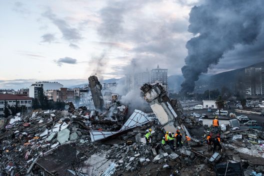 Getty Images Terremoto in Turchia e Siria, Montella: “Mi sento un sopravvissuto. Il mio hotel a fuoco”- immagine 2