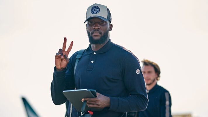 Roma, Lukaku atterrato a Ciampino: per lui tripudio di cori e fumogeni da parte dei tifosi - immagine 1